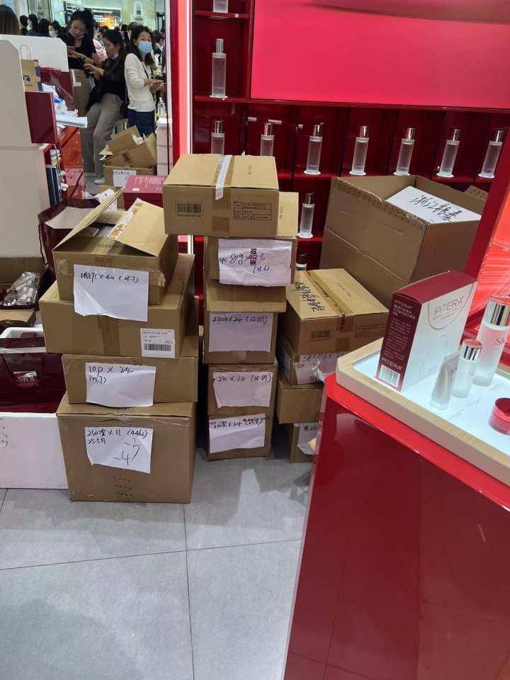 今天这个商场怎么那么多人?提前一个多小时排队等开门,还有人拖着行李箱逛休闲区蓝鸢梦想 - Www.slyday.coM 今天这个商场怎么那么多人?提前一个多小时排队等开门,还有人拖着行李箱逛休闲区蓝鸢梦想 - Www.slyday.coM