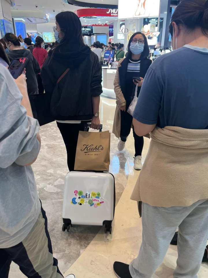 今天这个商场怎么那么多人?提前一个多小时排队等开门,还有人拖着行李箱逛休闲区蓝鸢梦想 - Www.slyday.coM 今天这个商场怎么那么多人?提前一个多小时排队等开门,还有人拖着行李箱逛休闲区蓝鸢梦想 - Www.slyday.coM