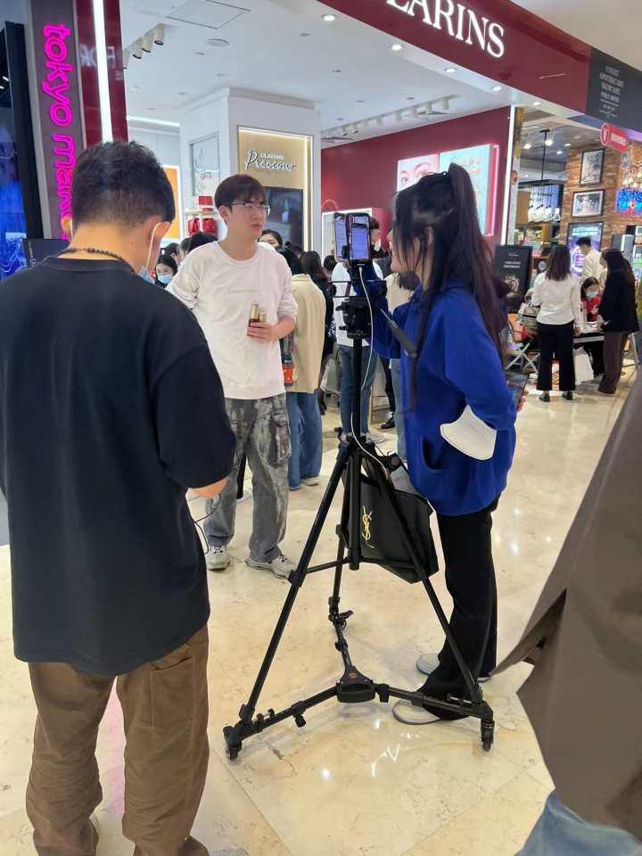 今天这个商场怎么那么多人?提前一个多小时排队等开门,还有人拖着行李箱逛休闲区蓝鸢梦想 - Www.slyday.coM 今天这个商场怎么那么多人?提前一个多小时排队等开门,还有人拖着行李箱逛休闲区蓝鸢梦想 - Www.slyday.coM