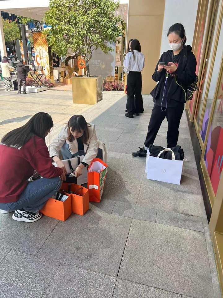 今天这个商场怎么那么多人?提前一个多小时排队等开门,还有人拖着行李箱逛休闲区蓝鸢梦想 - Www.slyday.coM 今天这个商场怎么那么多人?提前一个多小时排队等开门,还有人拖着行李箱逛休闲区蓝鸢梦想 - Www.slyday.coM