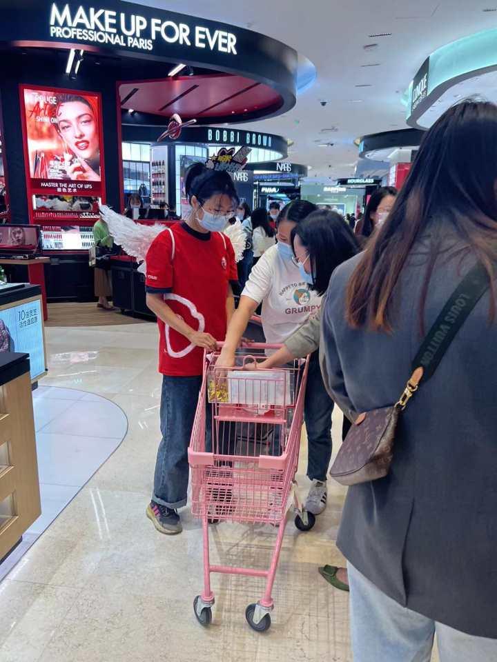 今天这个商场怎么那么多人?提前一个多小时排队等开门,还有人拖着行李箱逛休闲区蓝鸢梦想 - Www.slyday.coM 今天这个商场怎么那么多人?提前一个多小时排队等开门,还有人拖着行李箱逛休闲区蓝鸢梦想 - Www.slyday.coM