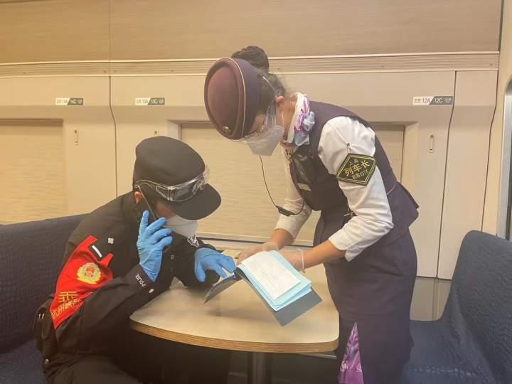 乘警,赶紧帮帮我!要下高铁了,她发现自己的行李箱没了,里面是……休闲区蓝鸢梦想 - Www.slyday.coM 乘警,赶紧帮帮我!要下高铁了,她发现自己的行李箱没了,里面是……休闲区蓝鸢梦想 - Www.slyday.coM