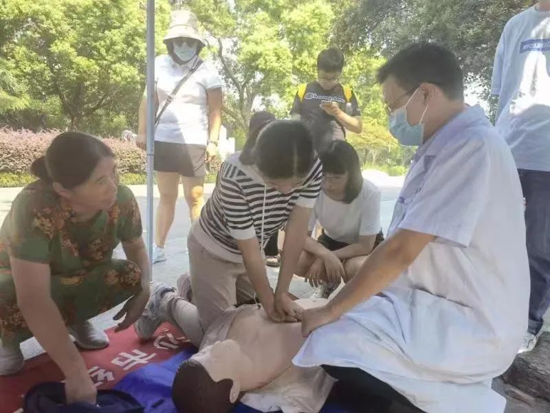 “我以为心肺复苏就是一直按,多亏了医生的讲解”,长沙市级医院首家急救科普工作室成立休闲区蓝鸢梦想 - Www.slyday.coM “我以为心肺复苏就是一直按,多亏了医生的讲解”,长沙市级医院首家急救科普工作室成立休闲区蓝鸢梦想 - Www.slyday.coM