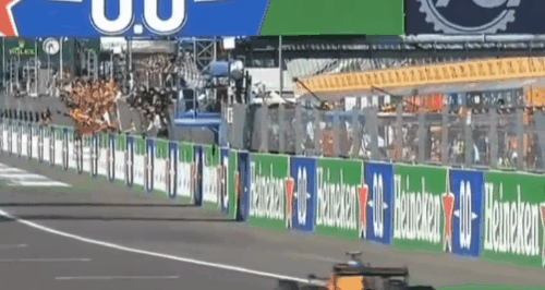 “他挥旗的样子,像极了苹果出新机时我的样子”休闲区蓝鸢梦想 - Www.slyday.coM “他挥旗的样子,像极了苹果出新机时我的样子”休闲区蓝鸢梦想 - Www.slyday.coM