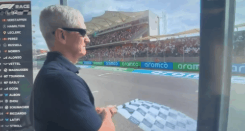 “他挥旗的样子,像极了苹果出新机时我的样子”休闲区蓝鸢梦想 - Www.slyday.coM “他挥旗的样子,像极了苹果出新机时我的样子”休闲区蓝鸢梦想 - Www.slyday.coM