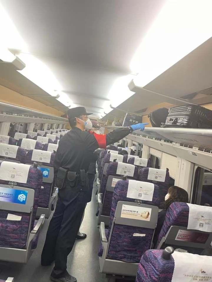 乘警,赶紧帮帮我!要下高铁了,她发现自己的行李箱没了,里面是……休闲区蓝鸢梦想 - Www.slyday.coM 乘警,赶紧帮帮我!要下高铁了,她发现自己的行李箱没了,里面是……休闲区蓝鸢梦想 - Www.slyday.coM