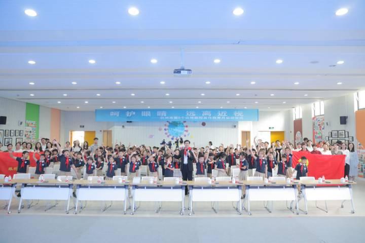 有“远见”,不近视,倪海龙:给孩子一双明亮的眼睛,让他们看得更远休闲区蓝鸢梦想 - Www.slyday.coM 有“远见”,不近视,倪海龙:给孩子一双明亮的眼睛,让他们看得更远休闲区蓝鸢梦想 - Www.slyday.coM