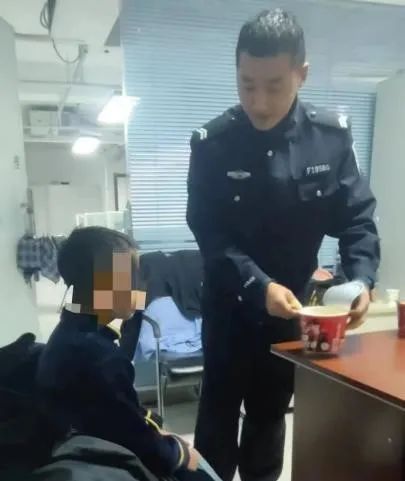 “长大了,我也要当警察!”休闲区蓝鸢梦想 - Www.slyday.coM “长大了,我也要当警察!”休闲区蓝鸢梦想 - Www.slyday.coM