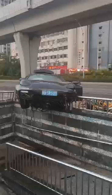 帕拉梅拉起飞失败，轮毂都直接断开了……