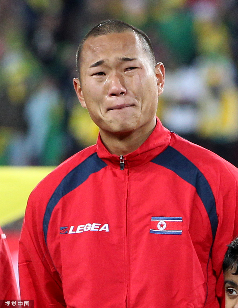 2010年南非世界杯，郑大世代表朝鲜迎来与巴西队的比赛时，他在赛前出场仪式上情不自禁泪流满面。