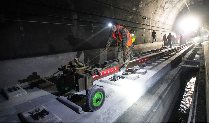 成昆铁路复线最后一根500米长钢轨铺设。受访者供图