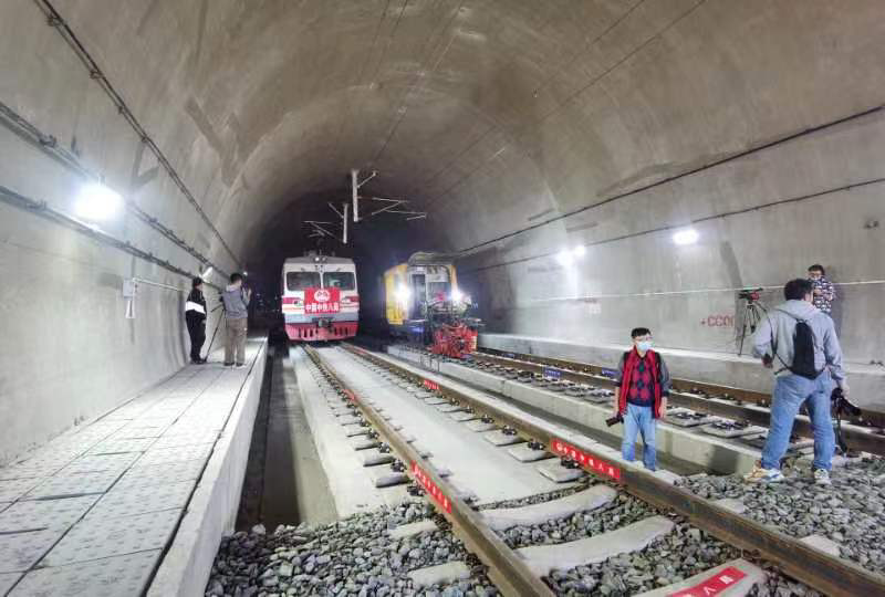 成昆铁路扩能工程越西县小相岭隧道铺轨施工现场。受访者供图