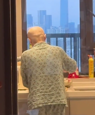 患癌妈妈去世前给儿子做最后一餐,背影看哭无数网友……休闲区蓝鸢梦想 - Www.slyday.coM 患癌妈妈去世前给儿子做最后一餐,背影看哭无数网友……休闲区蓝鸢梦想 - Www.slyday.coM