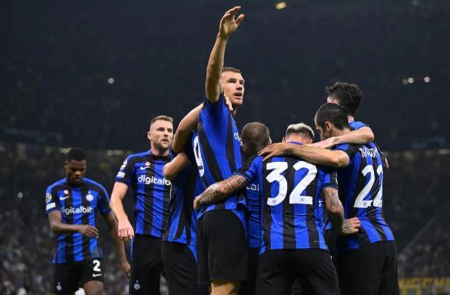 意甲联赛第XX轮焦点战科莫与乌迪内斯中场拼抢激烈进攻不断