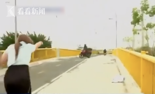 视频|巧了!女记者直播遭盗窃歹徒转头逃走撞上员警–星晚资源网抖音视频素材库-高清正版无水印图片文案下载-星晚资源网自媒体技巧2 视频|巧了!女记者直播遭盗窃歹徒转头逃走撞上员警–星晚资源网抖音视频素材库-高清正版无水印图片文案下载-星晚资源网自媒体技巧2
