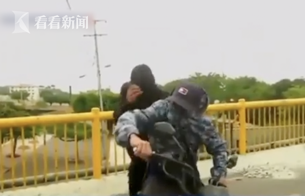 视频|巧了!女记者直播遭盗窃歹徒转头逃走撞上员警–星晚资源网抖音视频素材库-高清正版无水印图片文案下载-星晚资源网自媒体技巧1 视频|巧了!女记者直播遭盗窃歹徒转头逃走撞上员警–星晚资源网抖音视频素材库-高清正版无水印图片文案下载-星晚资源网自媒体技巧1