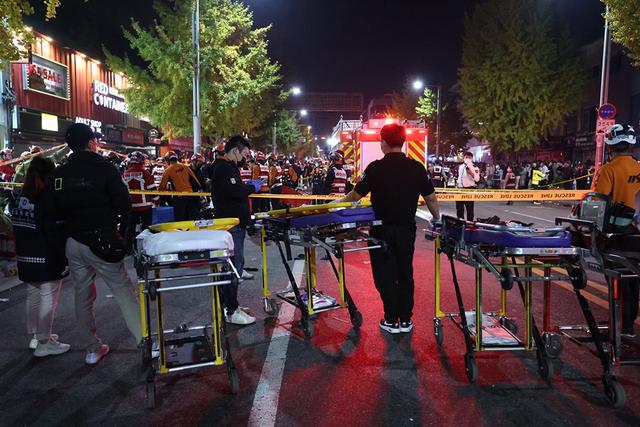 早安·世界|首尔梨泰院踩踏事故已致149人遇难76人受伤休闲区蓝鸢梦想 - Www.slyday.coM 早安·世界|首尔梨泰院踩踏事故已致149人遇难76人受伤休闲区蓝鸢梦想 - Www.slyday.coM