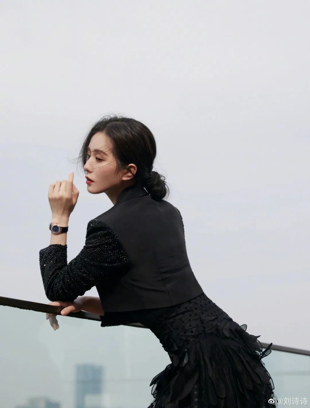 没剪掉发的女星,前段时间都在夸耀脑后的“低茄子”–星晚资源网抖音视频素材库-高清正版无水印图片文案下载-星晚资源网自媒体技巧6 没剪掉发的女星,前段时间都在夸耀脑后的“低茄子”–星晚资源网抖音视频素材库-高清正版无水印图片文案下载-星晚资源网自媒体技巧6