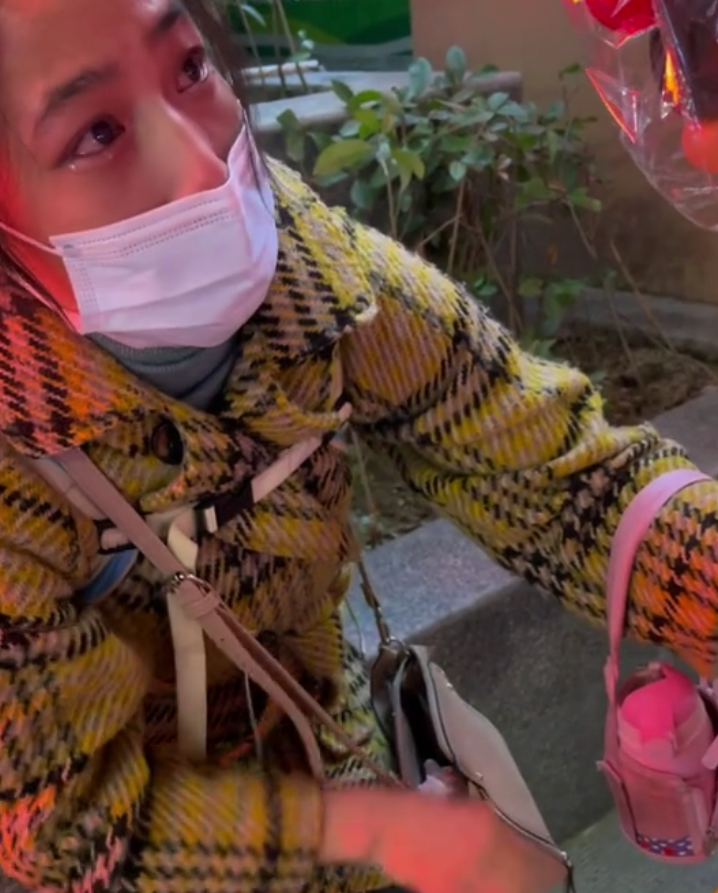 母亲背娃抹泪卖气球,过路男子全买下:天冷,想让娘俩早点回去休闲区蓝鸢梦想 - Www.slyday.coM 母亲背娃抹泪卖气球,过路男子全买下:天冷,想让娘俩早点回去休闲区蓝鸢梦想 - Www.slyday.coM