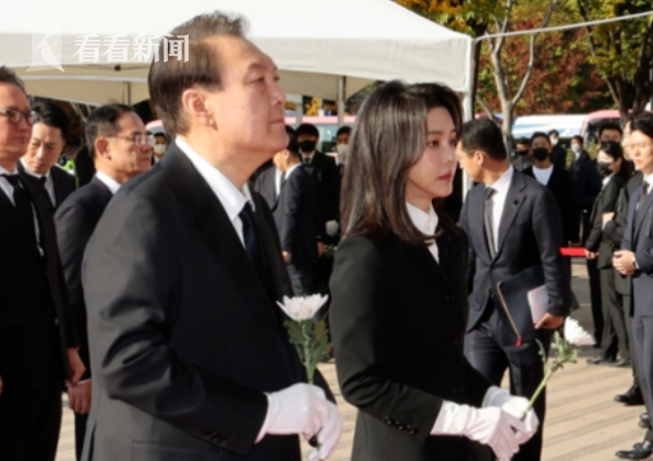 视频|致意致哀尹锡悦母女追悼梨泰院冲撞交通事故死难者–星晚资源网抖音视频素材库-高清正版无水印图片文案下载-星晚资源网自媒体技巧 视频|致意致哀尹锡悦母女追悼梨泰院冲撞交通事故死难者–星晚资源网抖音视频素材库-高清正版无水印图片文案下载-星晚资源网自媒体技巧