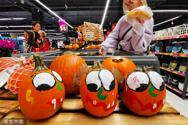 万圣节“头牌明星”南瓜灯各式造型闪亮登场休闲区蓝鸢梦想 - Www.slyday.coM 万圣节“头牌明星”南瓜灯各式造型闪亮登场休闲区蓝鸢梦想 - Www.slyday.coM