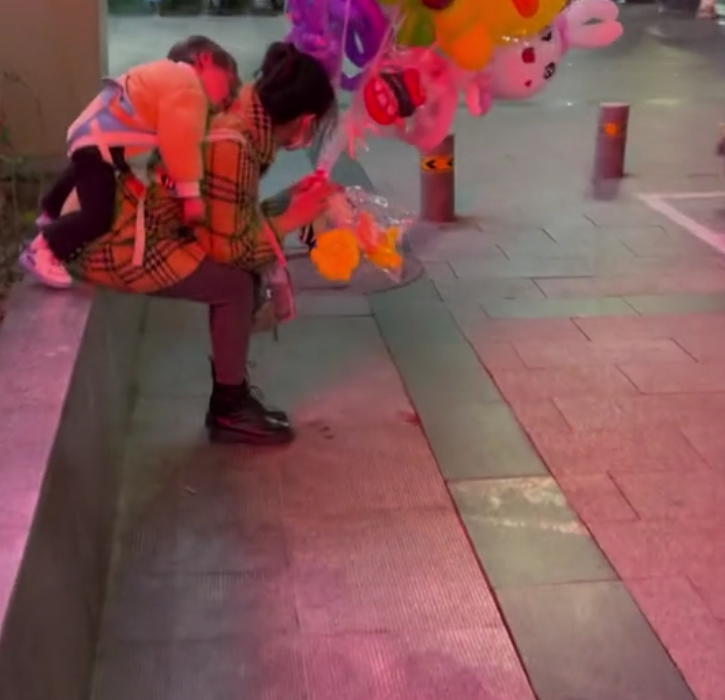 母亲背娃抹泪卖气球,过路男子全买下:天冷,想让娘俩早点回去休闲区蓝鸢梦想 - Www.slyday.coM 母亲背娃抹泪卖气球,过路男子全买下:天冷,想让娘俩早点回去休闲区蓝鸢梦想 - Www.slyday.coM