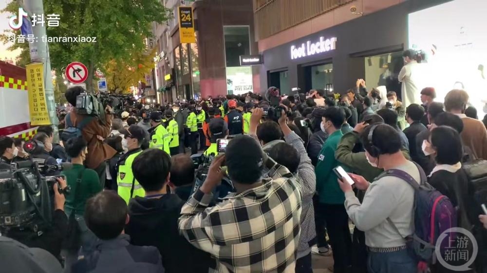 中国留学生重返梨泰院献花悼念:当晚在事故现场被死死顶在墙上休闲区蓝鸢梦想 - Www.slyday.coM 中国留学生重返梨泰院献花悼念:当晚在事故现场被死死顶在墙上休闲区蓝鸢梦想 - Www.slyday.coM