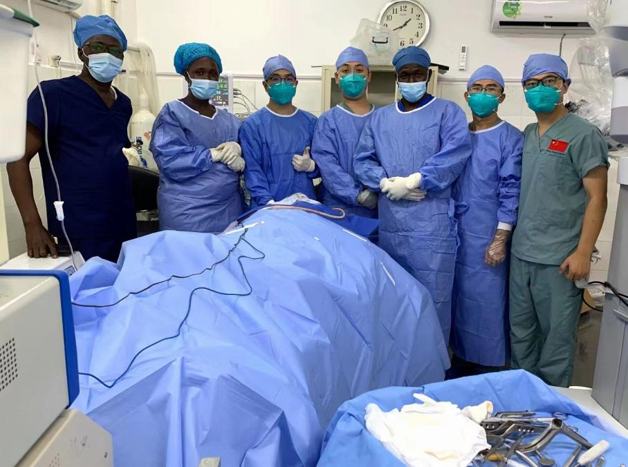图6:张国滨等完成几内亚第一台显微镜下经鼻蝶窦入路垂体瘤切除手术