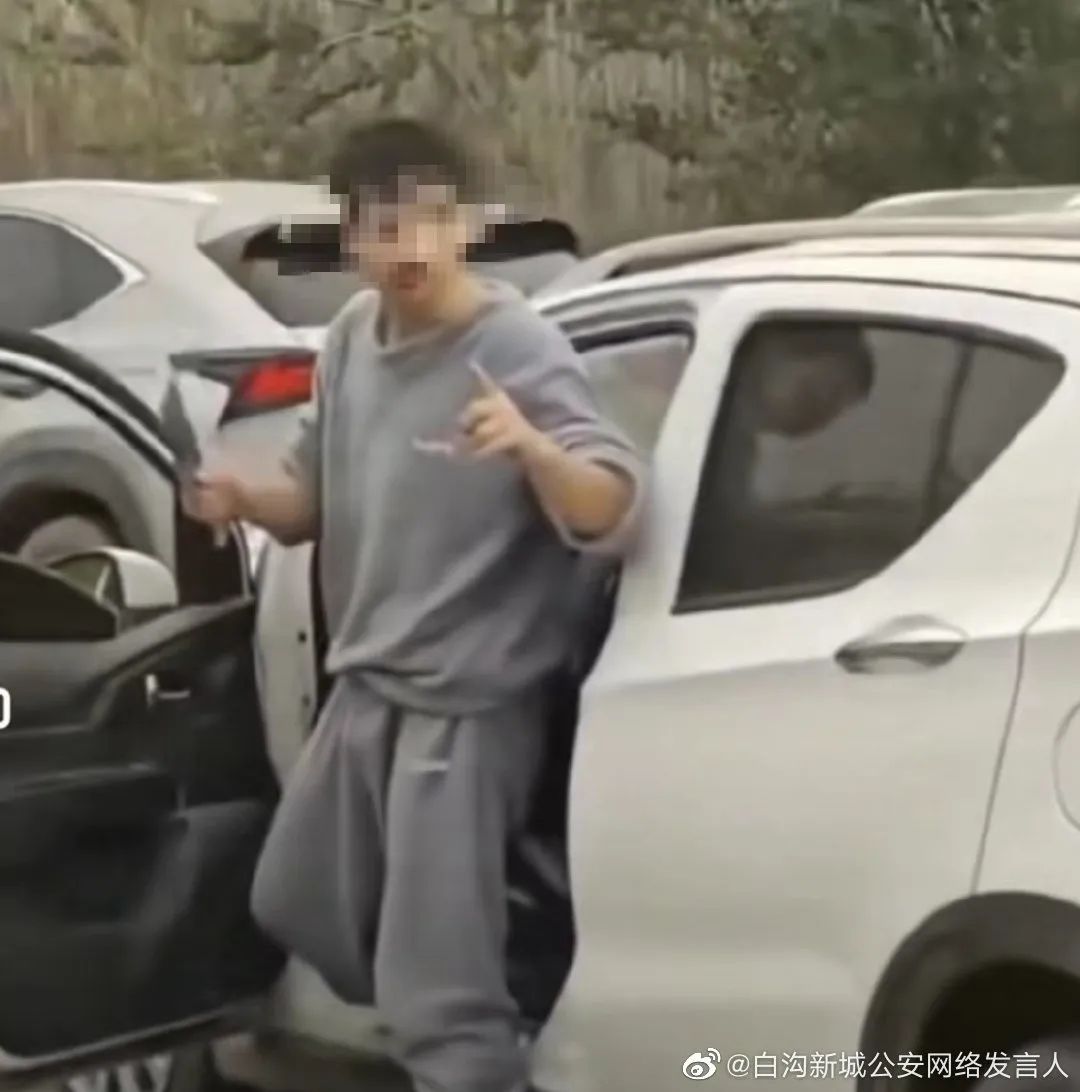 男子为幼子买奶粉持刀闯卡?警方回应休闲区蓝鸢梦想 - Www.slyday.coM 男子为幼子买奶粉持刀闯卡?警方回应休闲区蓝鸢梦想 - Www.slyday.coM