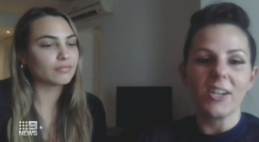 “太耻辱!”不让免费用轮椅,澳残疾女子在众目睽睽下只能爬下飞机…休闲区蓝鸢梦想 - Www.slyday.coM “太耻辱!”不让免费用轮椅,澳残疾女子在众目睽睽下只能爬下飞机…休闲区蓝鸢梦想 - Www.slyday.coM