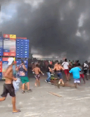 巴西一食品中心连续两天发生火灾,有当地民众趁火打劫被保安鸣枪驱赶休闲区蓝鸢梦想 - Www.slyday.coM 巴西一食品中心连续两天发生火灾,有当地民众趁火打劫被保安鸣枪驱赶休闲区蓝鸢梦想 - Www.slyday.coM