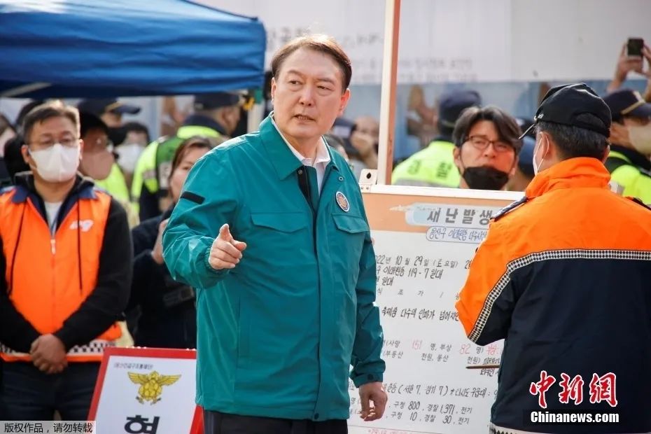  韩国总统尹锡悦抵达梨泰院踩踏事故现场