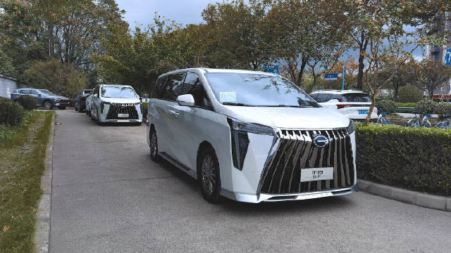 在广汽传祺的店里待了不一会儿，就碰见两组来看新一代M8的客户……