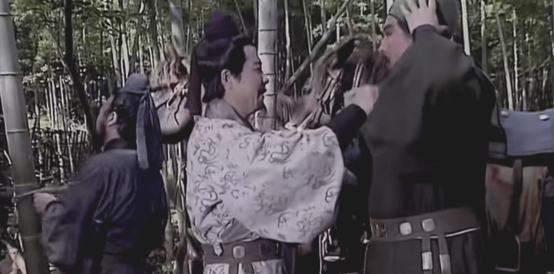 绿锦战袍乃兄长所赠。图为电视剧《三国演义》(1994)剧照。