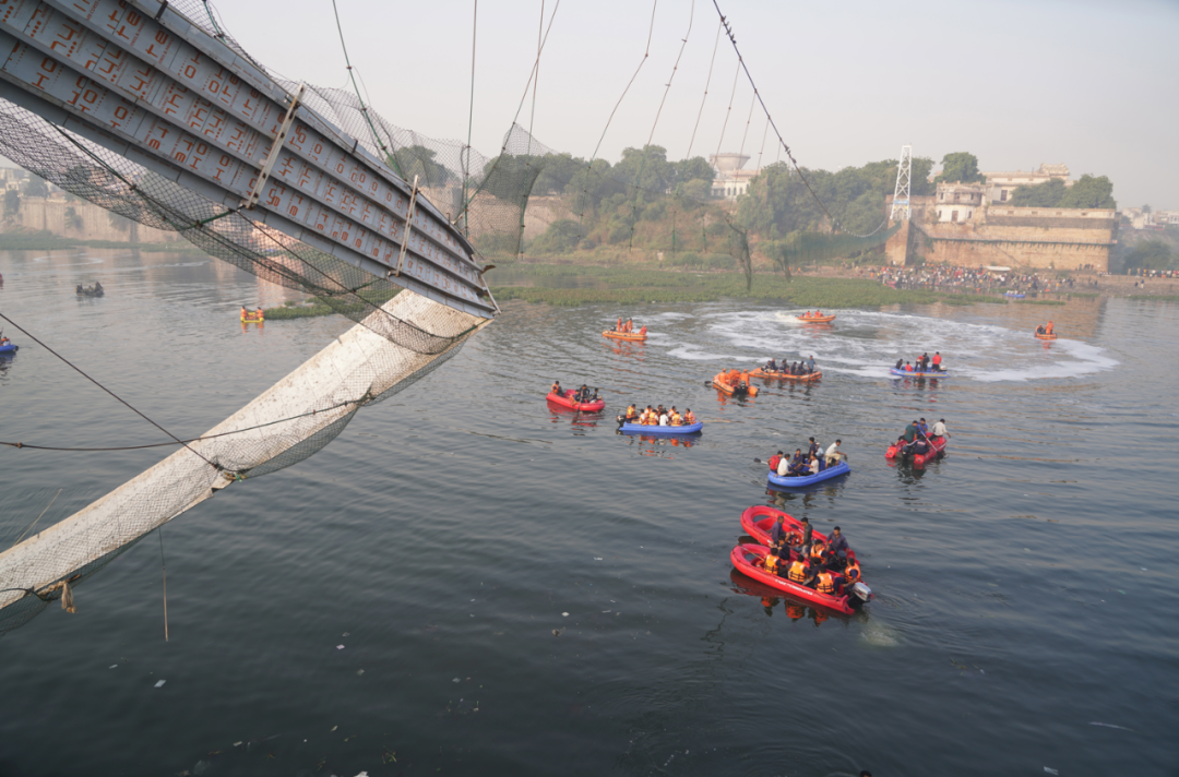 ▲当地时间2022年10月31日，印度古吉拉特邦莫尔比市，百年吊桥倒塌事故现场。图/IC photo