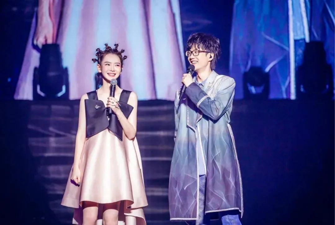 许嵩恋情疑曝光,粉丝欢喜认“阿嫂”?22岁“绯闻女友”身份唔简单!休闲区蓝鸢梦想 - Www.slyday.coM 许嵩恋情疑曝光,粉丝欢喜认“阿嫂”?22岁“绯闻女友”身份唔简单!休闲区蓝鸢梦想 - Www.slyday.coM