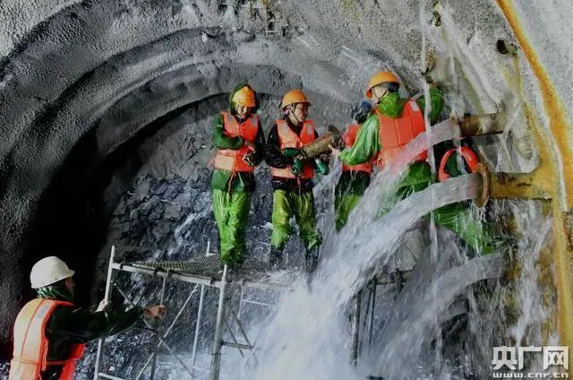 隧道:我太难了,但你们好像并不这样认为……(ó﹏ò。)休闲区蓝鸢梦想 - Www.slyday.coM 隧道:我太难了,但你们好像并不这样认为……(ó﹏ò。)休闲区蓝鸢梦想 - Www.slyday.coM
