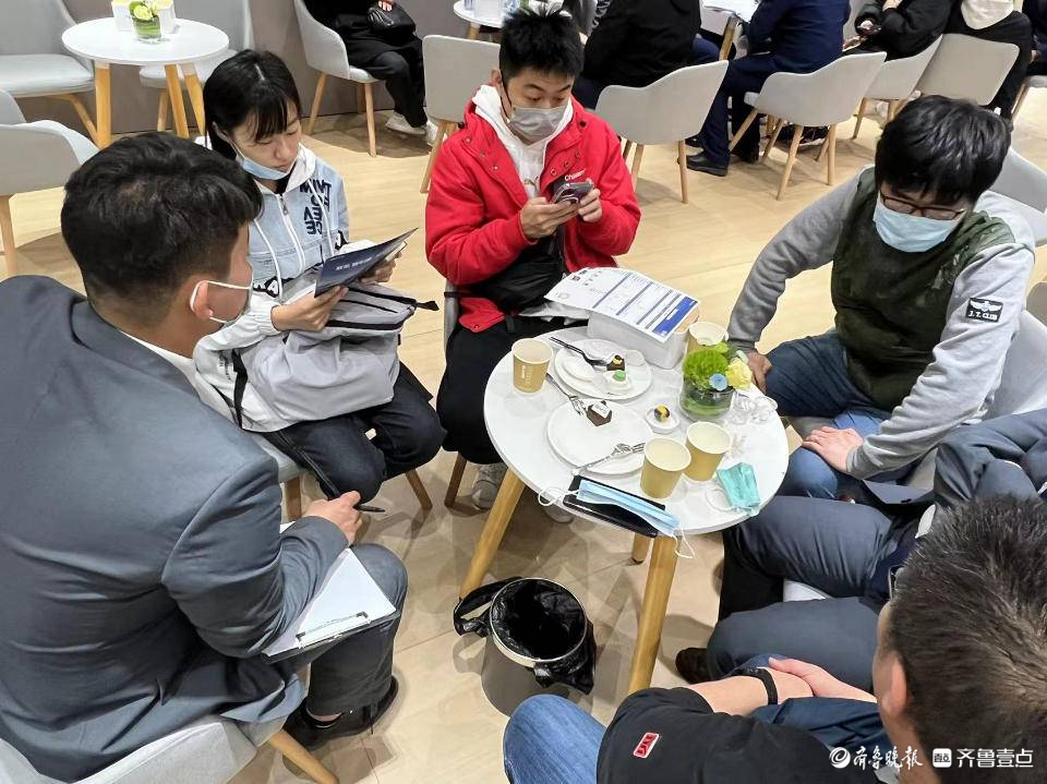 气氛火热!比亚迪的交易大厅,够忙的!休闲区蓝鸢梦想 - Www.slyday.coM 气氛火热!比亚迪的交易大厅,够忙的!休闲区蓝鸢梦想 - Www.slyday.coM