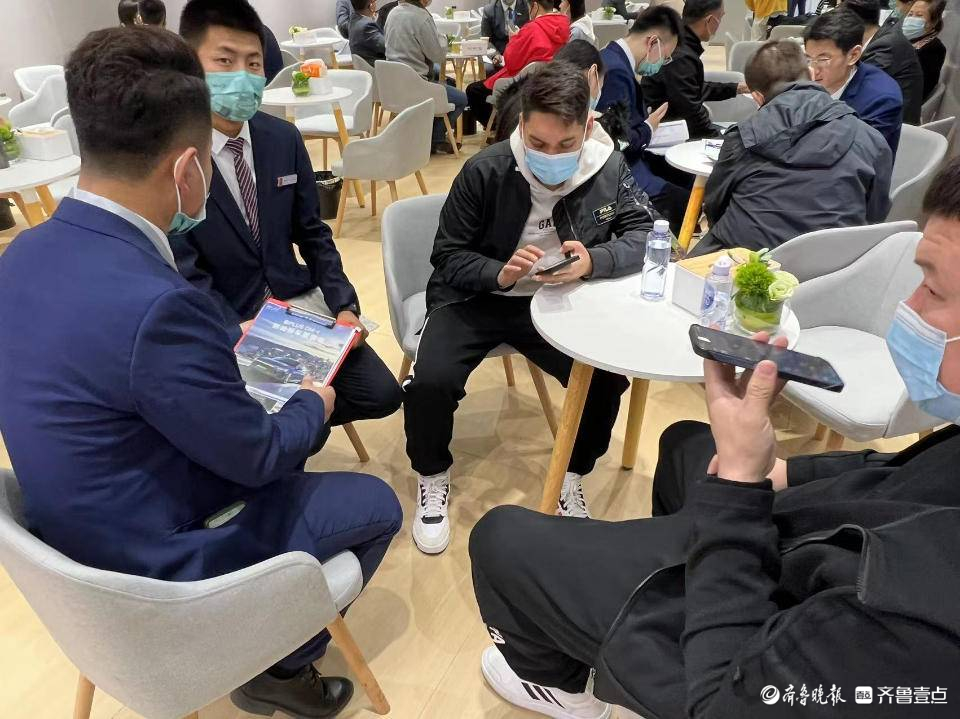 气氛火热!比亚迪的交易大厅,够忙的!休闲区蓝鸢梦想 - Www.slyday.coM 气氛火热!比亚迪的交易大厅,够忙的!休闲区蓝鸢梦想 - Www.slyday.coM