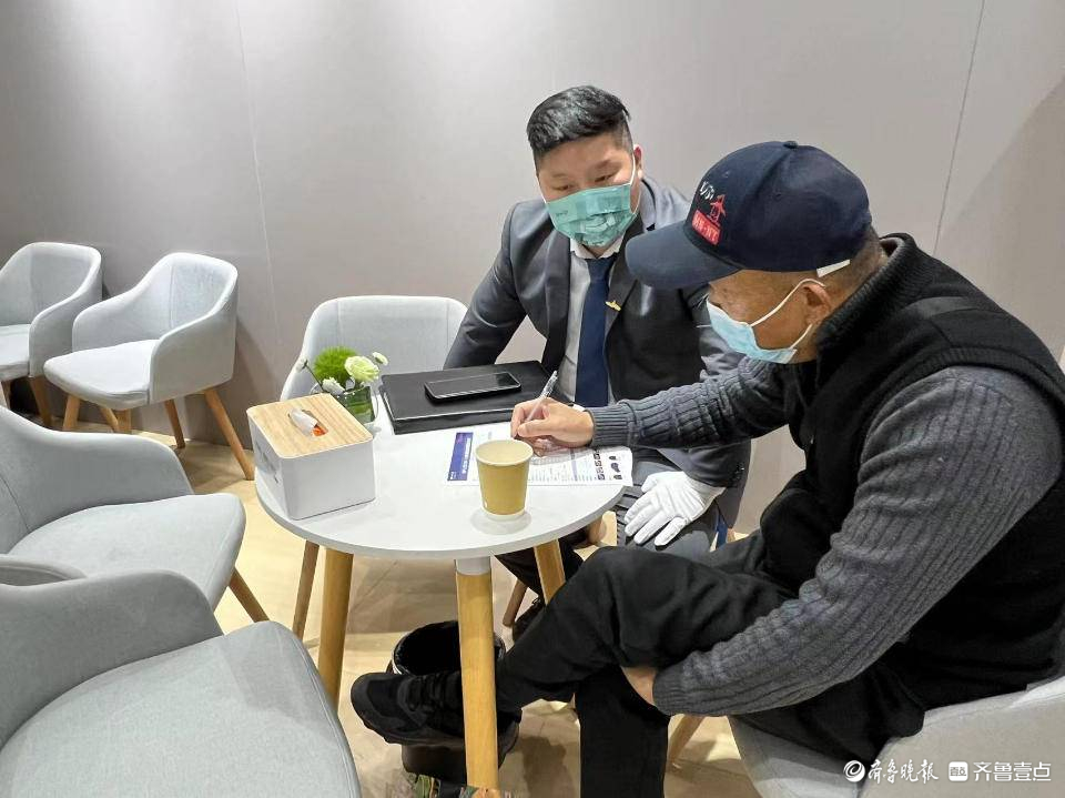 气氛火热!比亚迪的交易大厅,够忙的!休闲区蓝鸢梦想 - Www.slyday.coM 气氛火热!比亚迪的交易大厅,够忙的!休闲区蓝鸢梦想 - Www.slyday.coM