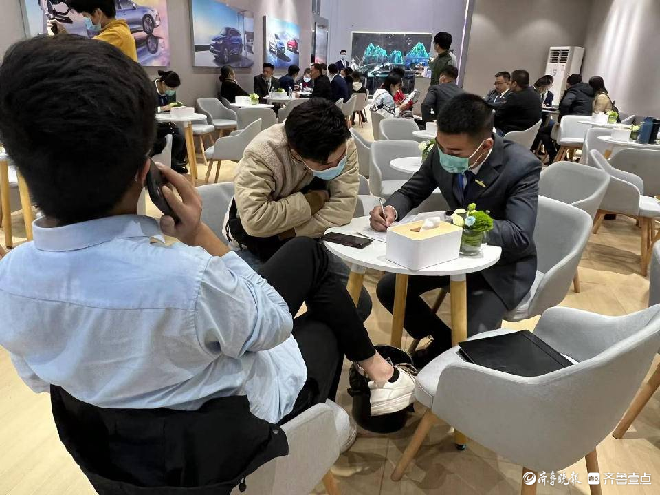 气氛火热!比亚迪的交易大厅,够忙的!休闲区蓝鸢梦想 - Www.slyday.coM 气氛火热!比亚迪的交易大厅,够忙的!休闲区蓝鸢梦想 - Www.slyday.coM