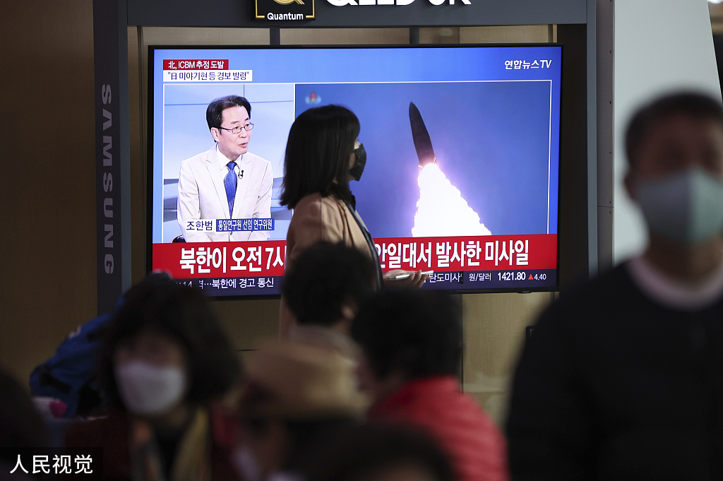 当地时间2022年11月3日，韩国首尔，首尔站的电视监视器报道了朝鲜发射弹道导弹的情况。