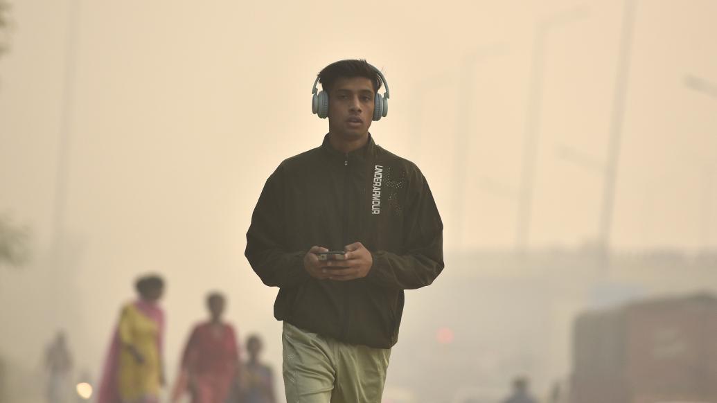 当地时间2022年11月3日，印度新德里，早晨雾霾浓重，一名慢跑者外出跑步。视觉中国 图