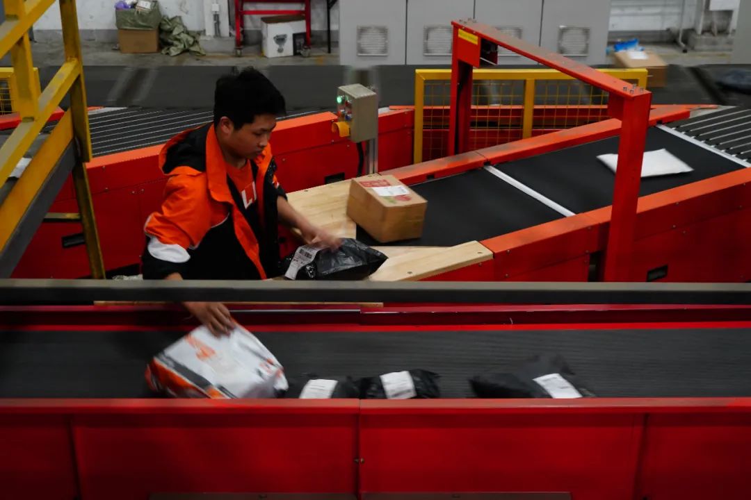 @尾款人们,你的双11包裹走到哪了?企业、网点、小哥开足马力派送货物休闲区蓝鸢梦想 - Www.slyday.coM @尾款人们,你的双11包裹走到哪了?企业、网点、小哥开足马力派送货物休闲区蓝鸢梦想 - Www.slyday.coM