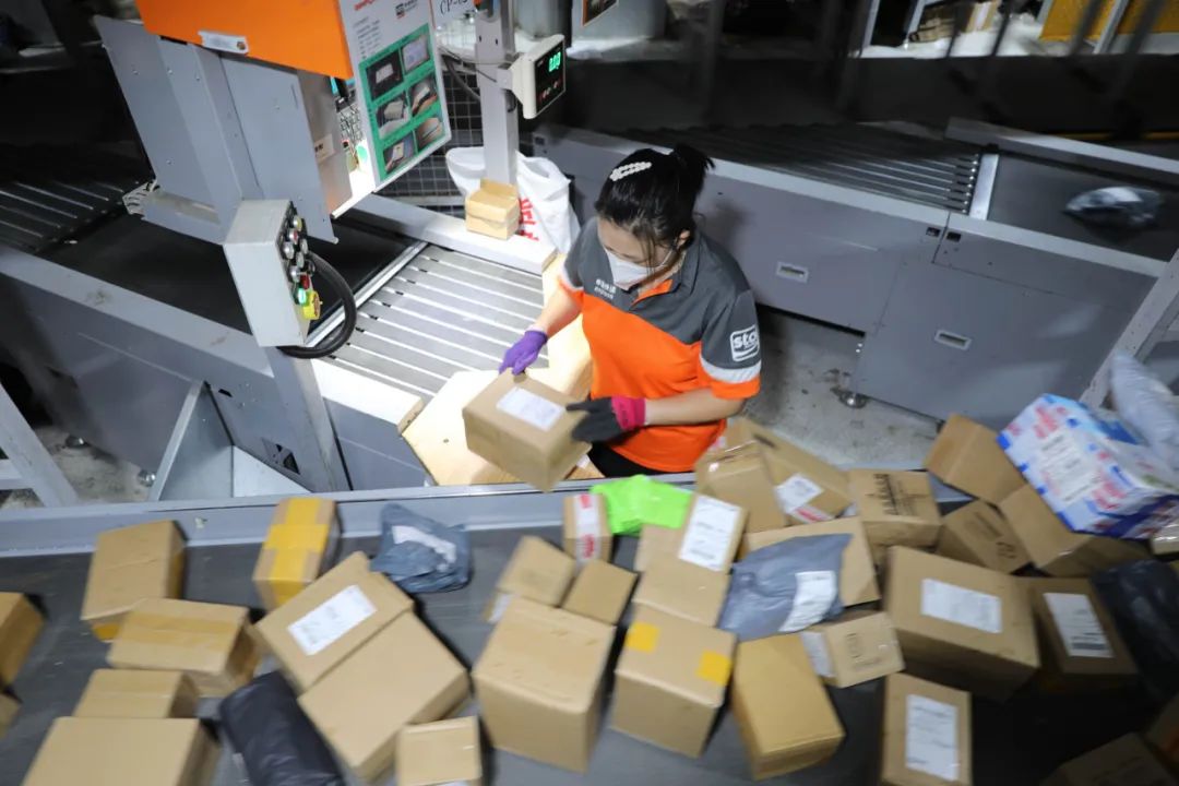 @尾款人们,你的双11包裹走到哪了?企业、网点、小哥开足马力派送货物休闲区蓝鸢梦想 - Www.slyday.coM @尾款人们,你的双11包裹走到哪了?企业、网点、小哥开足马力派送货物休闲区蓝鸢梦想 - Www.slyday.coM