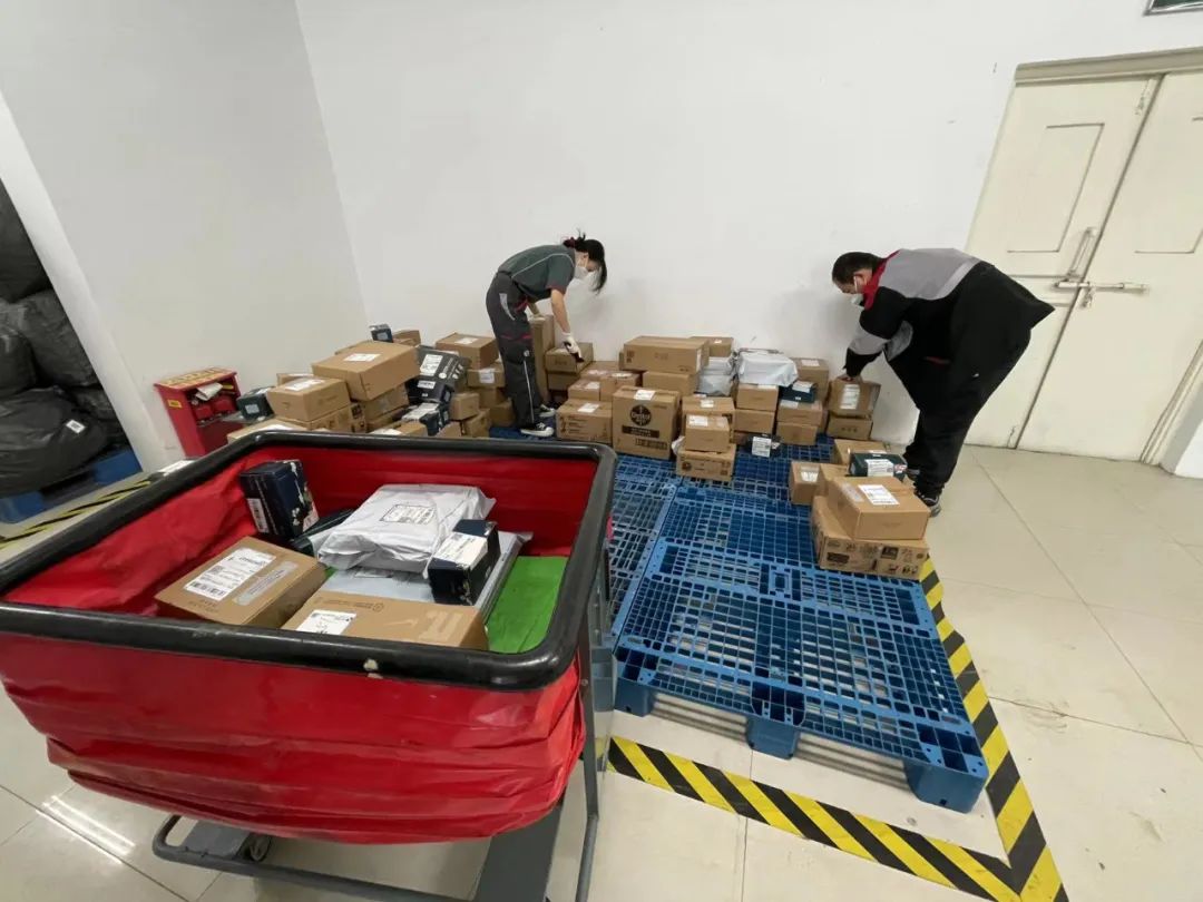 @尾款人们,你的双11包裹走到哪了?企业、网点、小哥开足马力派送货物休闲区蓝鸢梦想 - Www.slyday.coM @尾款人们,你的双11包裹走到哪了?企业、网点、小哥开足马力派送货物休闲区蓝鸢梦想 - Www.slyday.coM