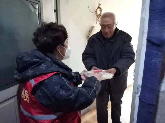 蔬菜包盒饭米面!静态管理中铁西区为困难群众“兜底”休闲区蓝鸢梦想 - Www.slyday.coM 蔬菜包盒饭米面!静态管理中铁西区为困难群众“兜底”休闲区蓝鸢梦想 - Www.slyday.coM