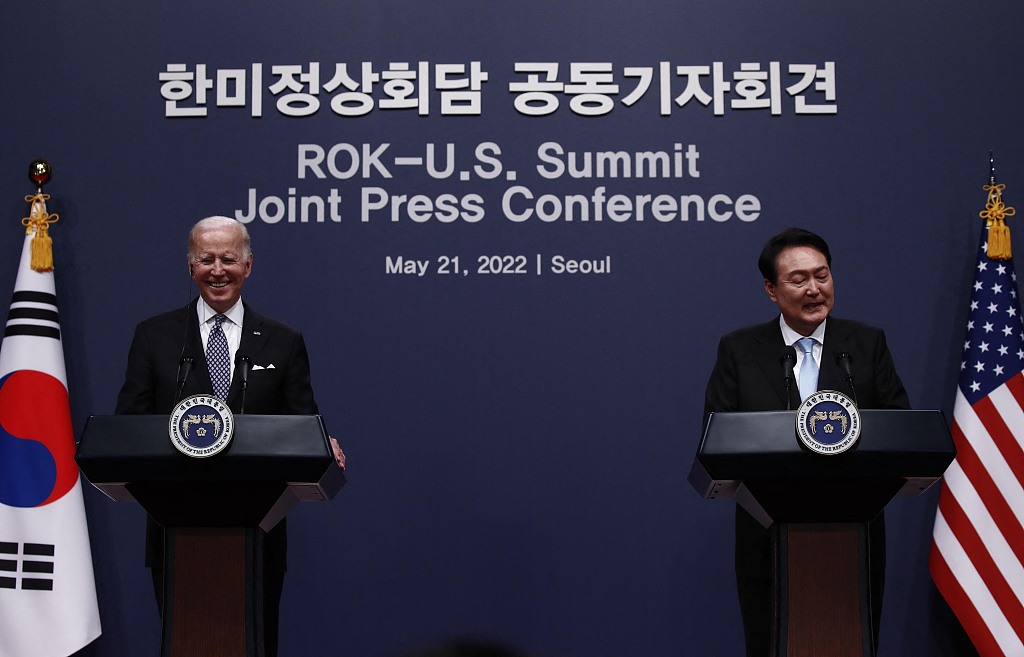 当地时间2022年5月21日，韩国首尔，正在韩国访问的美国总统拜登同韩国总统尹锡悦出席联合记者会。人民视觉 资料图
