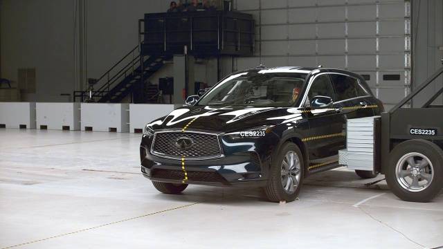 视频：2022 英菲尼迪QX50 IIHS侧面碰撞测试。（.IIHS）