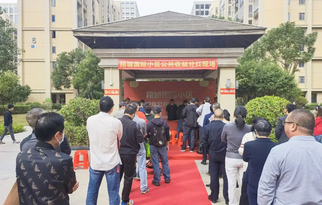 一大摞现金摆在桌上,发给业主!有你的小区吗?休闲区蓝鸢梦想 - Www.slyday.coM 一大摞现金摆在桌上,发给业主!有你的小区吗?休闲区蓝鸢梦想 - Www.slyday.coM